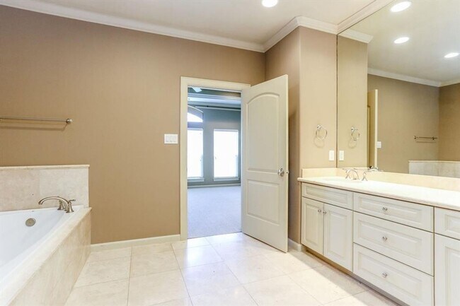 Building Photo - Stylish 3-Bedroom Home in Prime Houston Location!