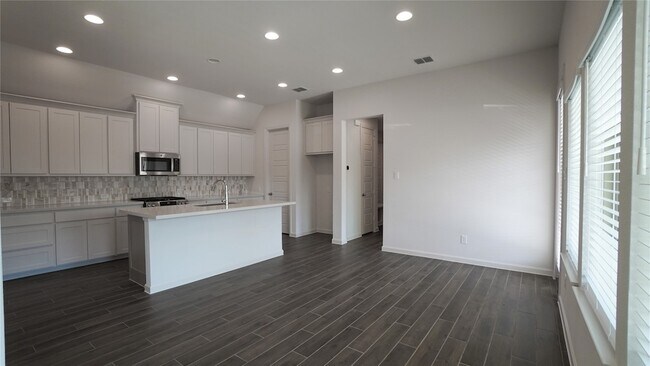 Building Photo - 6104 Vester Trl