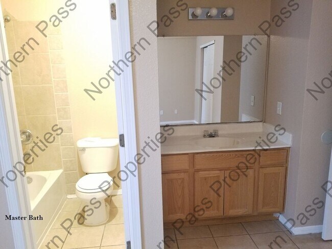 Building Photo - 3 Bedroom Duplex Move in Special