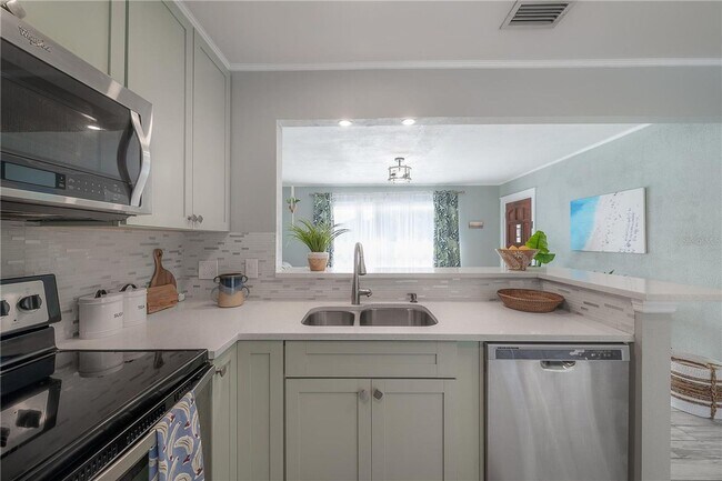 Building Photo - Renovated 2/1 home in Dunedin _ Price reduced