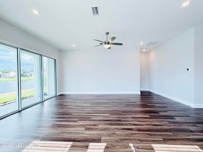 Building Photo - 10682 Aventura Dr