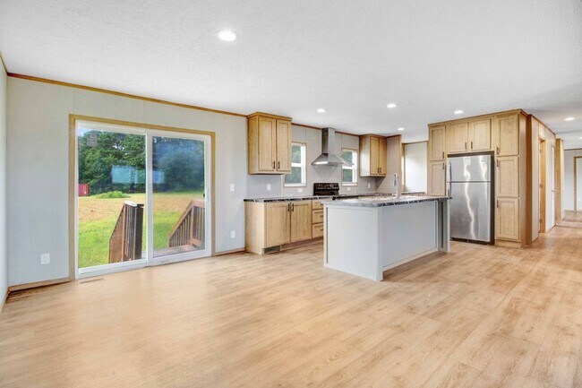 Building Photo - SPACIOUS 4 BR | 3 BA HOME W/ PLENTY OF PRIVACY *Pikeville school district*