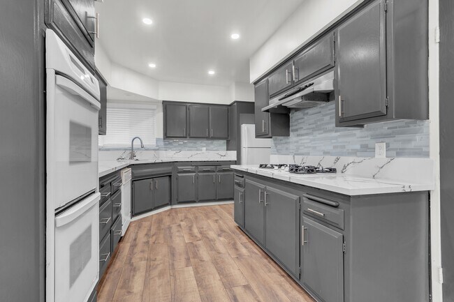 Building Photo - 1621 W 122nd St