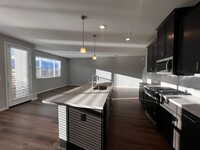 Building Photo - Modern & Spacious 3/2.5 Townhome in Minden