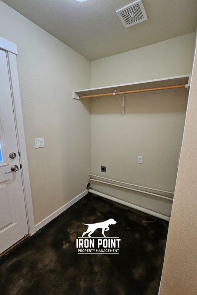 Building Photo - 3bed/2.5 bath Townhome in Boise w/2 Car Garage, Community Pool & Fitness Center