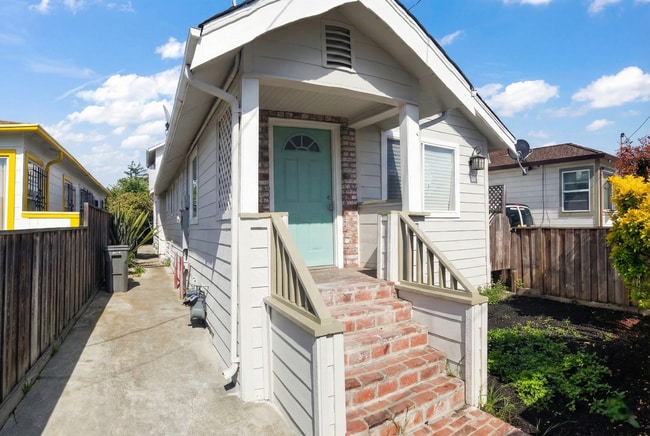Building Photo - Remodeled 4-Bedroom House w/ Private Yard in Oakland