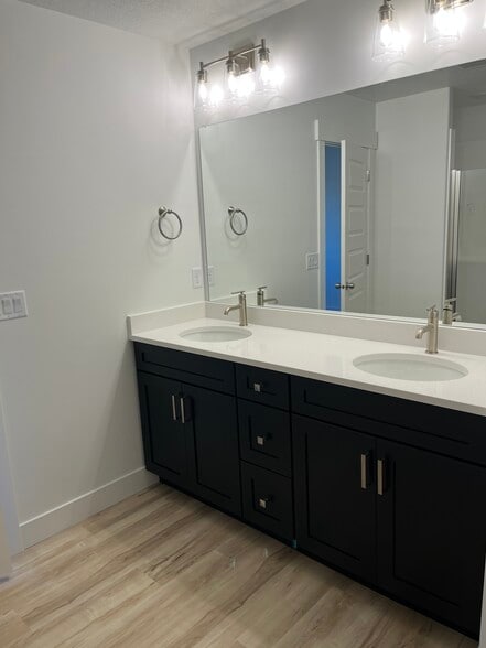 Building Photo - 1576 W Banner Dr