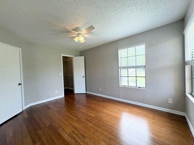 Building Photo - 1/1 Condo in Gated Lakefront Community of Altamonte Springs!