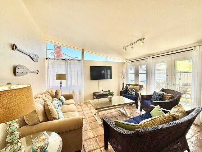 Building Photo - 207 Rossmore- MFR