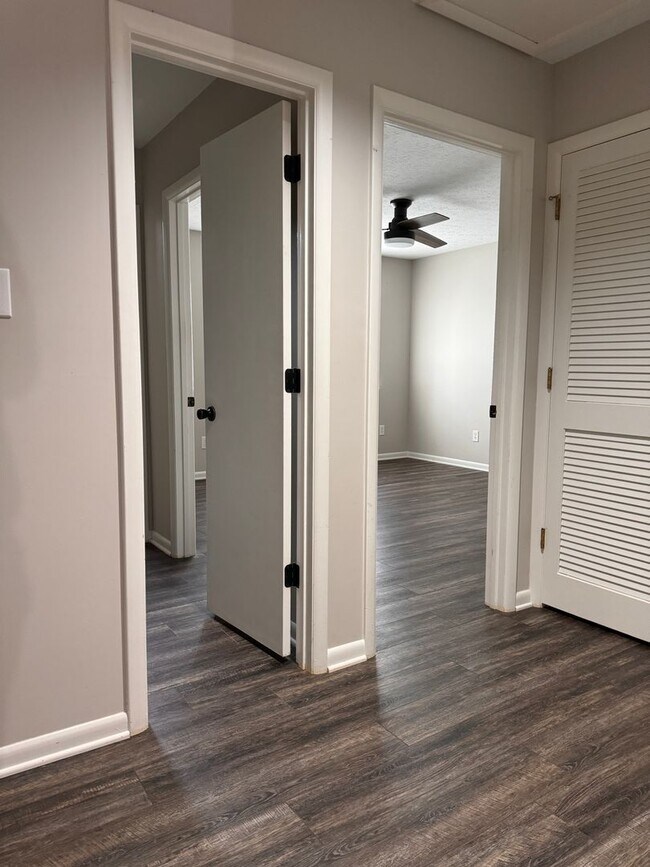 Building Photo - 2 Bedroom || 1.5 Bathroom Townhouse