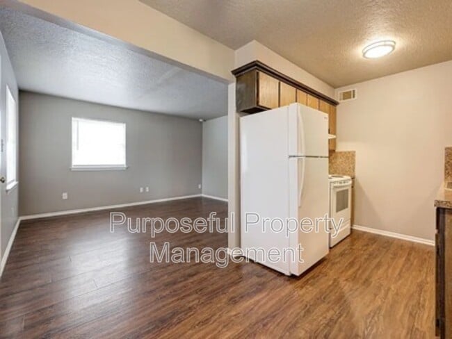 Building Photo - 516 N Ponca Ave