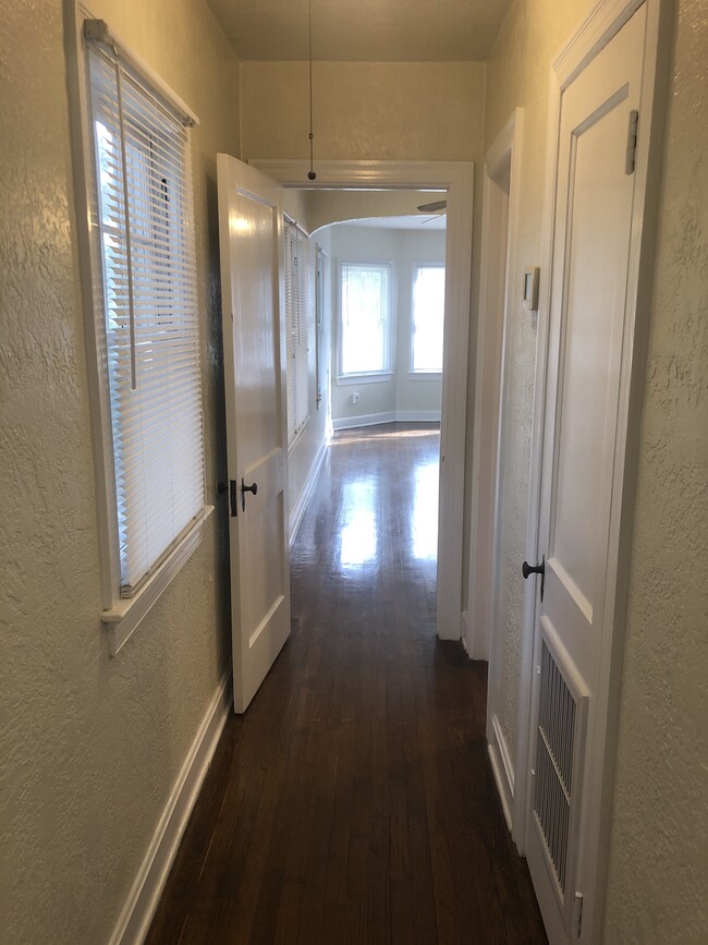 Hallway leading to bathroom and bedroom - 826 N Thornton Ave