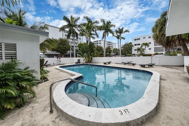 Building Photo - 9971 W Bay Harbor Dr