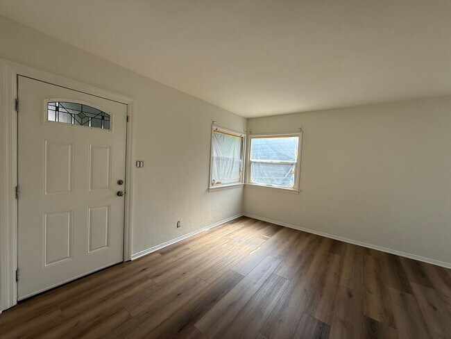 Building Photo - Remodeled Tujunga House