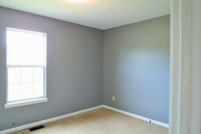 Building Photo - 200 Rusty Dr