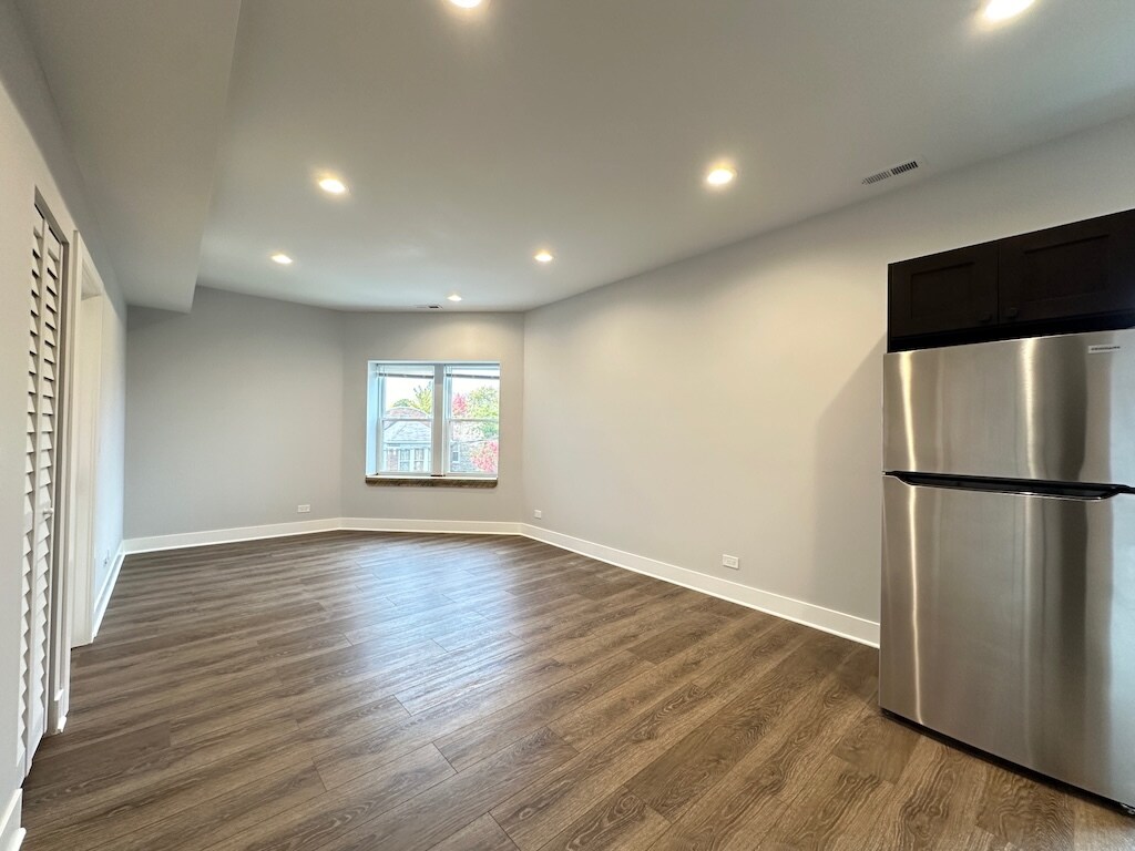 Building Photo - 4415 N Kimball Ave