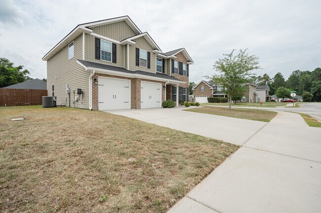 Building Photo - 717 Highgrove Ct