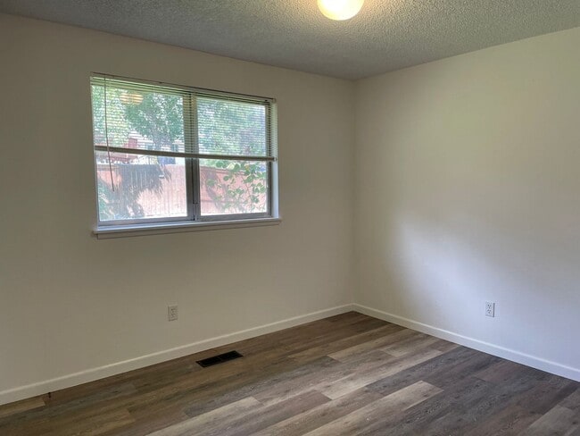 Building Photo - Very Nice 3 Bedroom 2 bath Home-Fully fenc...