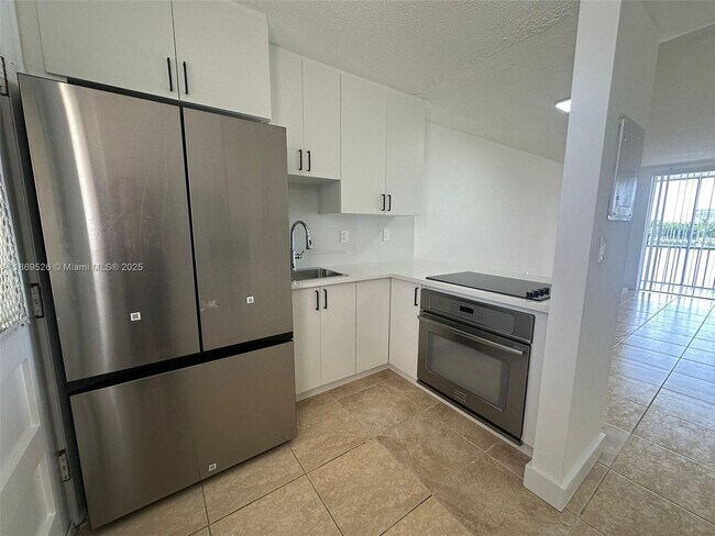 Building Photo - 2999 Point E Dr