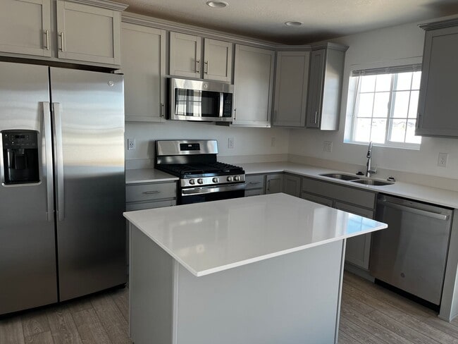 Building Photo - GET $500 OFF THE FIRST MONTHS RENT!!!!