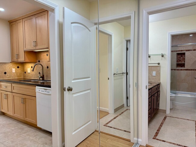 Building Photo - Beautiful Courtyard Level Flat with Outdoor Garden Patio