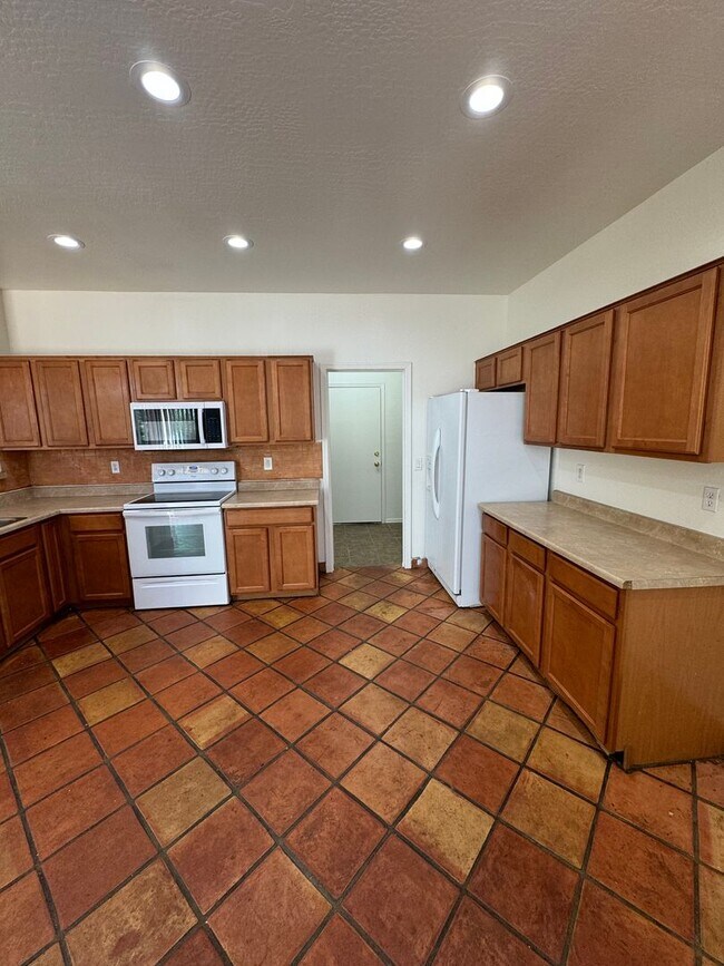 Building Photo - Large 4 bedroom house- Laveen