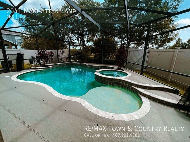 Building Photo - 2041 Manhattan Ln