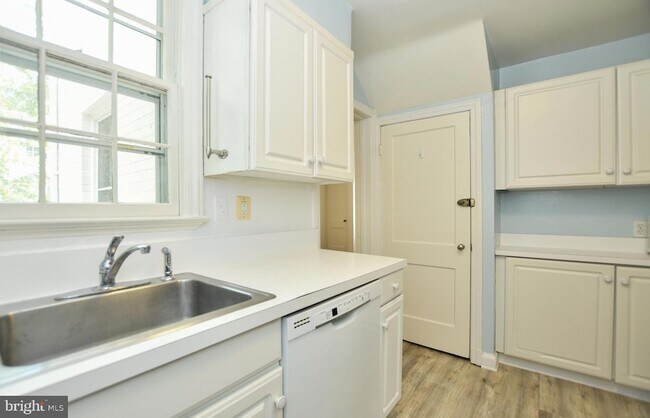 Building Photo - 6123 Wynnwood Rd