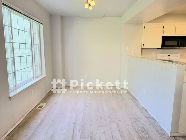 Building Photo - Lovely 3 Bedroom Ridgetop Townhome