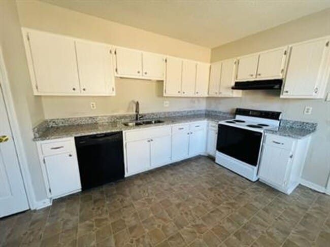 Building Photo - Stunning 5-Bedroom Home in Bartlett - Spacious, Elegant & Move-In Ready!