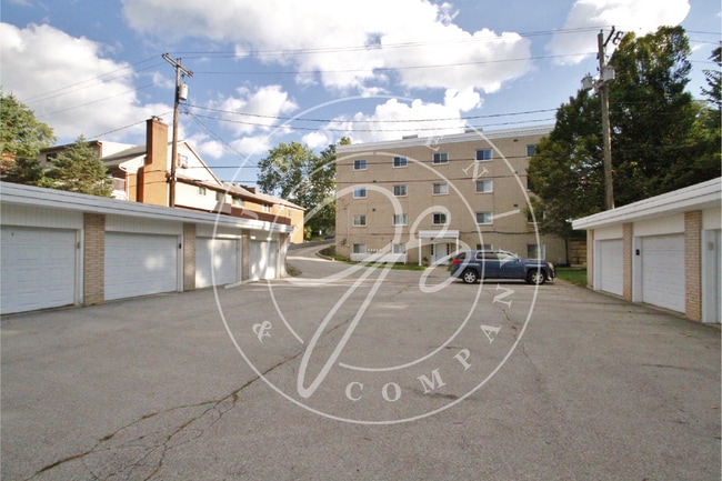Building Photo - 2 bed 2 bath first floor apartment- Ottawa...