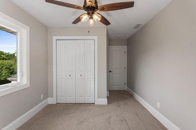 Building Photo - Four bedroom executive rental available now in Champaign's sought after Devonshire neighborhood!