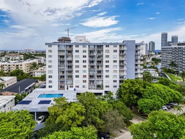Building Photo - 6900 Bay Dr