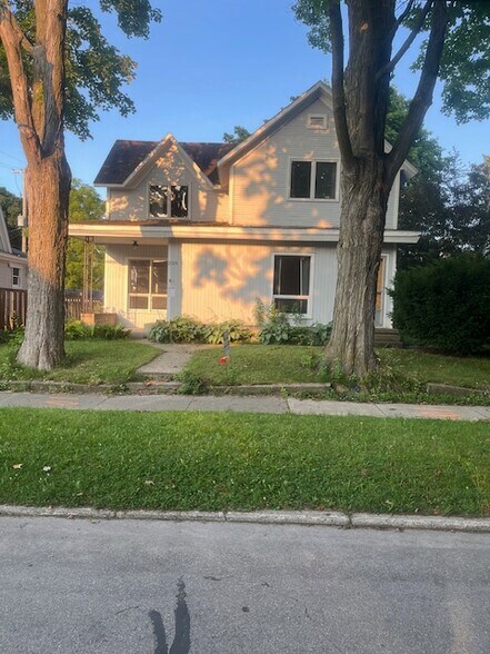 Primary Photo - 208 N Oak St