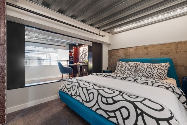 Building Photo - Spacious 2br loft with in-unit laundry and...