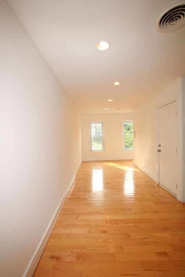 Building Photo - Spacious newly renovated Bi-Level 1 bedroo...