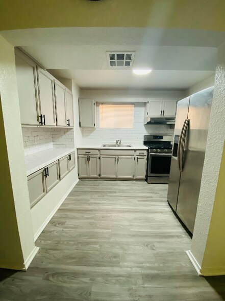 Building Photo - 11055 Breeze Ct