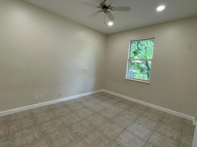 Building Photo - 969 Meadow Ave