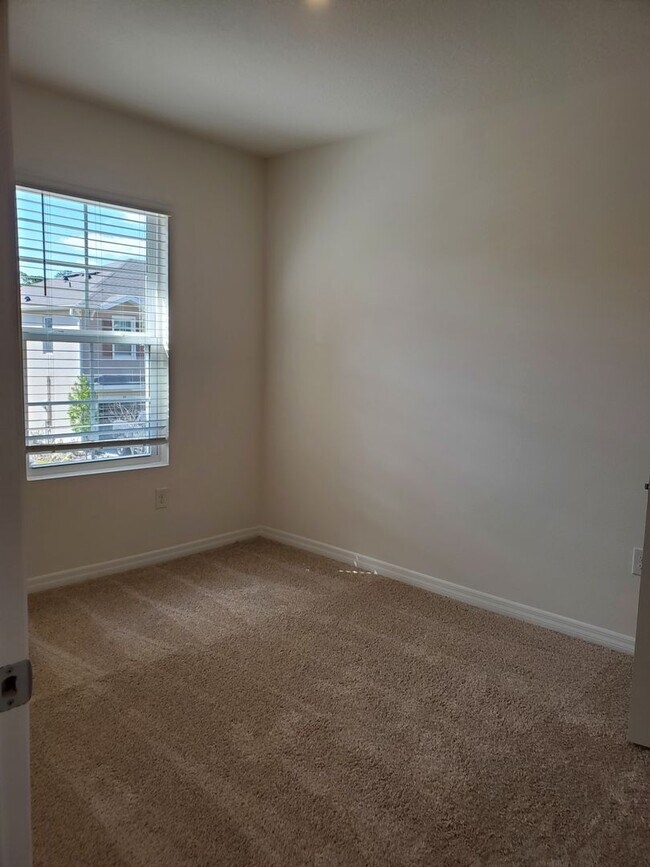 Building Photo - Large Port Orange 3/2.5 townhome!