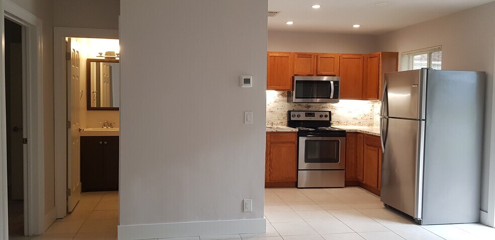 Building Photo - 818 Tequesta St