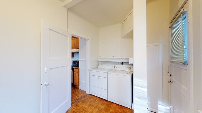 Building Photo - 1925 Charming Oakland Duplex!