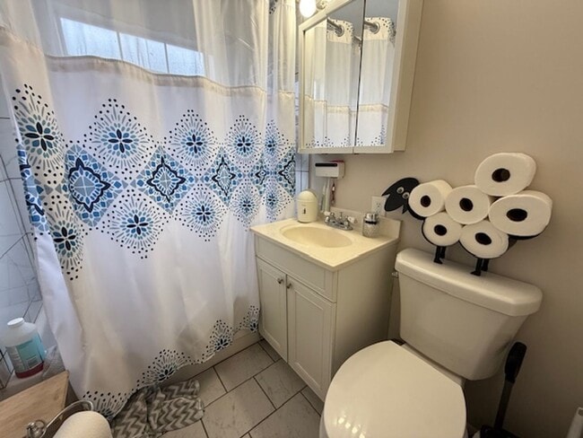 Building Photo - 3-Bedroom Home with Fenced Backyard