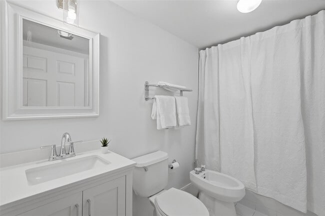 Building Photo - 2951 S Bayshore Dr