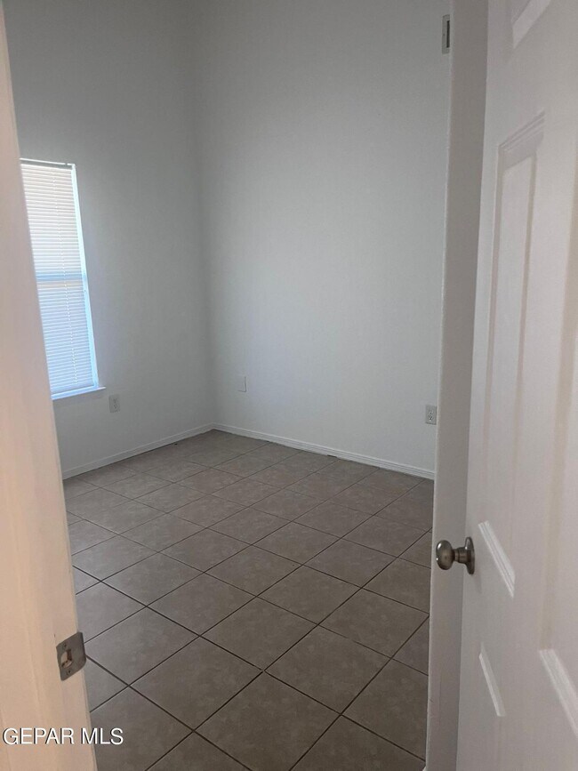 Building Photo - 14061 Tierra Leona Dr