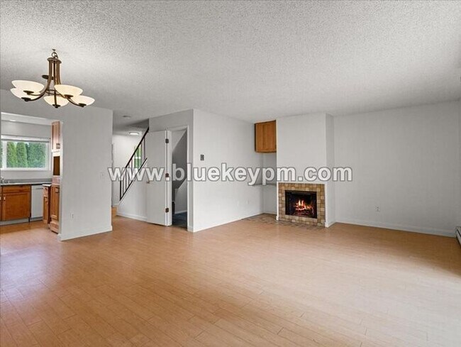 Building Photo - 3 Bed, 1.5 Bath Townhome in Hazel Dell Near Salmon Creek Regional Park