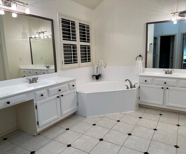 Building Photo - 2805 Cortez Dr