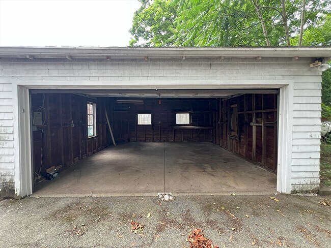 Building Photo - 17-19-19 Maple St