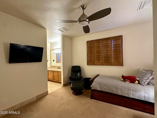 Building Photo - 5711 W Linda Ln