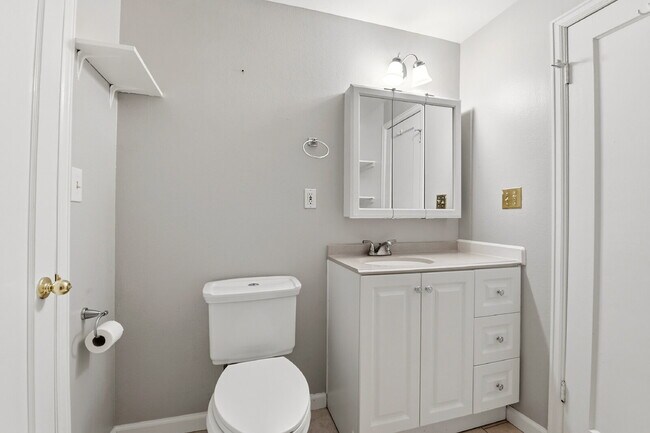 Building Photo - $2,120.95 with $300 off the first month's rent, 2 Beds - 2 Bath, Duplex in Lakewood with Cozy Car...