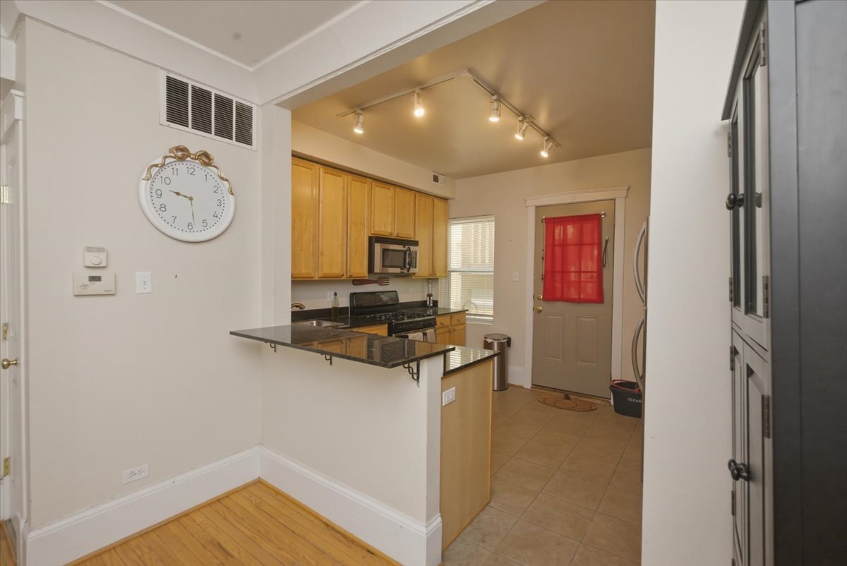 Building Photo - 1849 W Greenleaf Ave